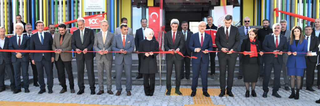 NURETTİN TOPÇU ÖĞRETMEN AKADEMİSİNİN AÇILIŞINI GERÇEKLEŞTİR