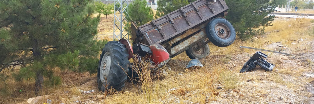 YOLCU OTOBÜSÜ TRAKTÖRLE ÇARPIŞTI: 1 ÖLÜ 1 YARALI