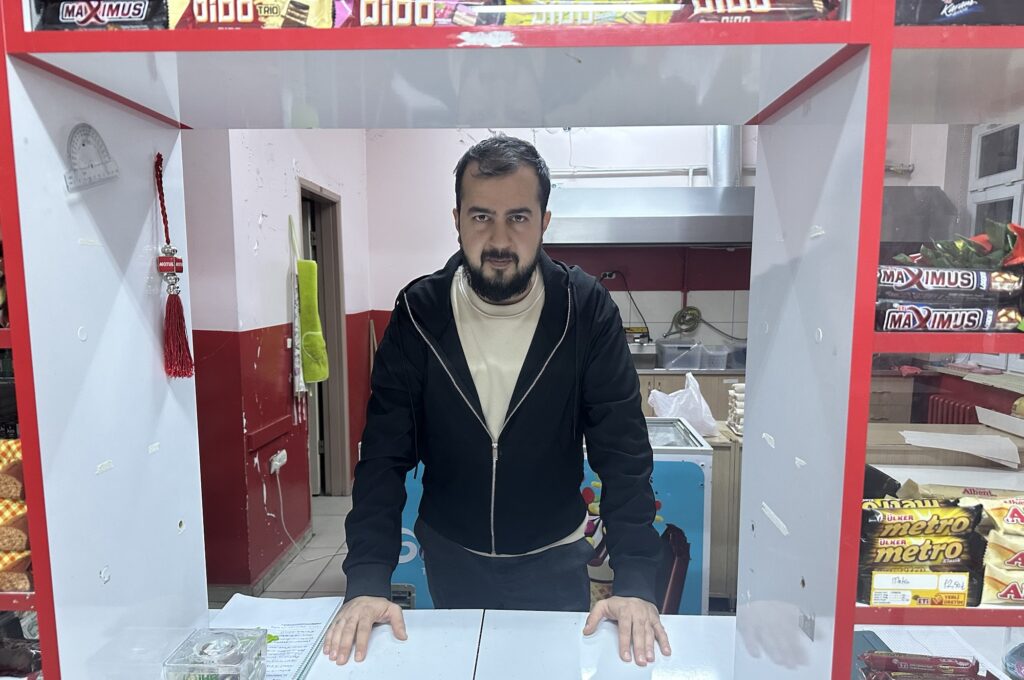 OKUL KANTİNİNDE ASKIDA YEMEK