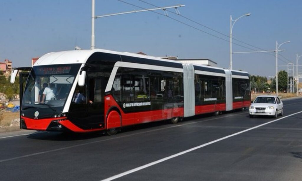 TRAMBÜS’TEN KOPAN PARÇA YOLDAN GEÇEN YAYAYI YARALADI
