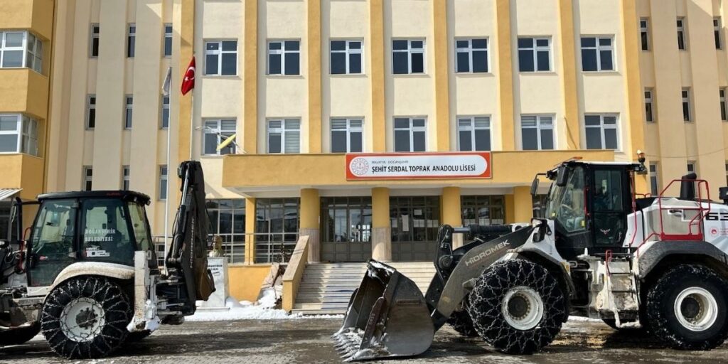 Doğanşehir’de kar küreme çalışmaları devam ediyor