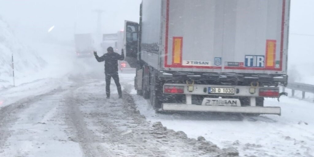 Sivas’ta Kar Yolları Kapattı, Hazırlıksız Sürücüler Yolda Kaldı