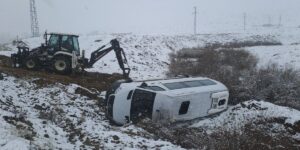 Bingöl’de İşçileri Taşıyan Transit Şarampole Yuvarlandı: 2’si Ağır 9 Yaralı