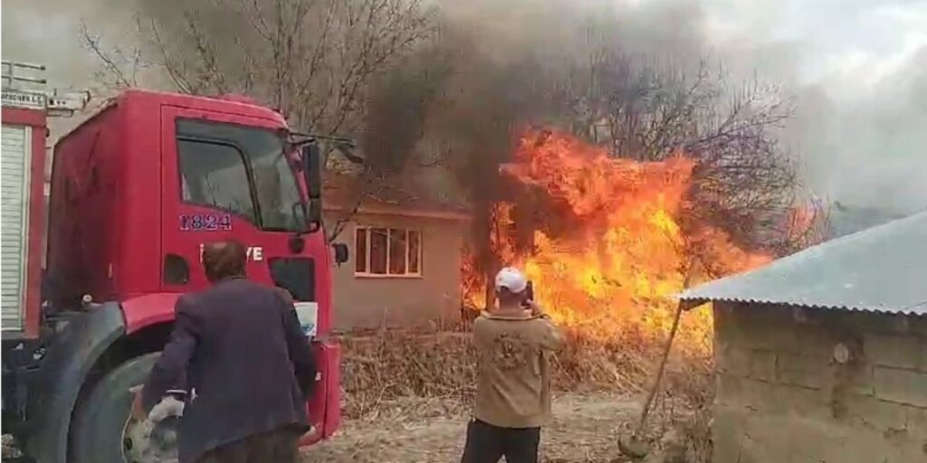 Van’da Anız Yangını Korkuttu