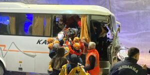 Sivas’ta Midibüs Tıra Arkadan Çarptı: 14 Yaralı