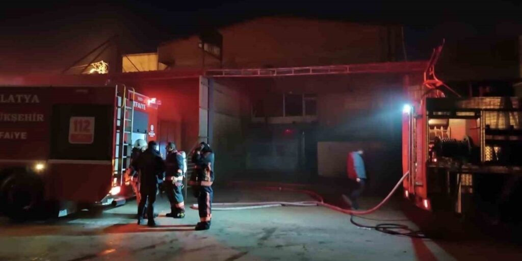 Malatya’da Park Halindeki 2 Araç Yanarak Kullanılamaz Hale Geldi