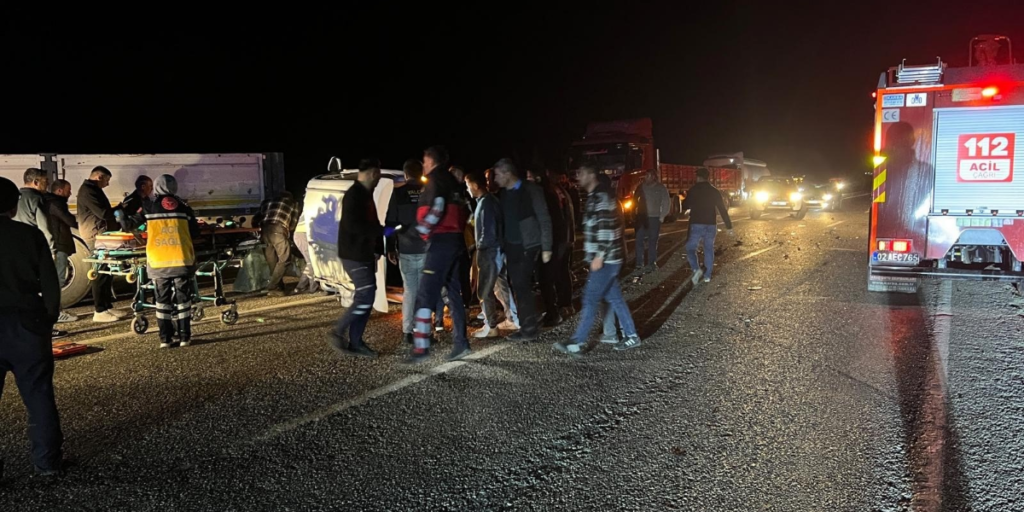 Adıyaman’da Otomobil U Dönüşü Yapan Tıra Çarptı: 1 Ölü, 1 Yaralı