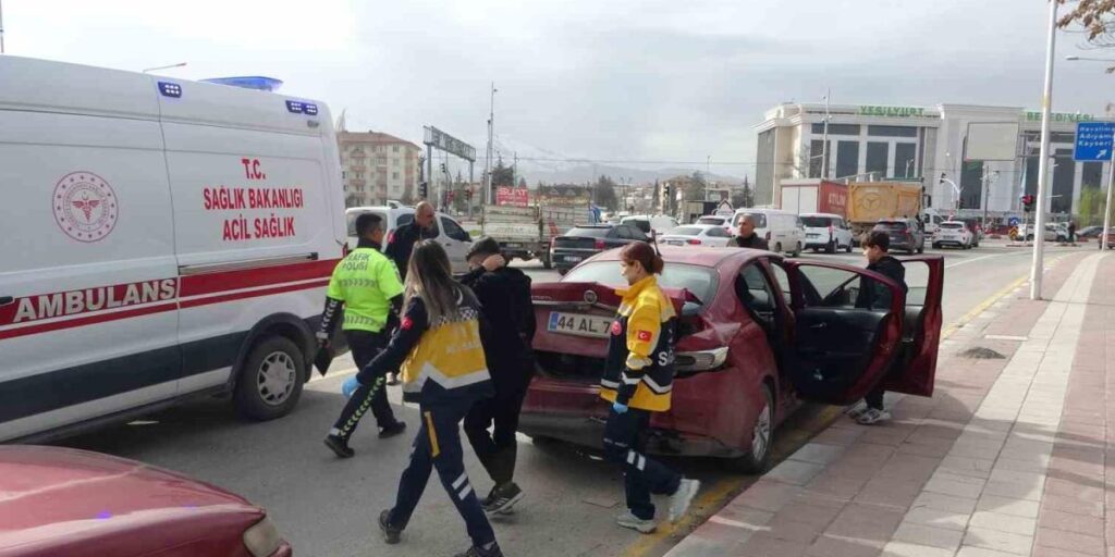 Alkollü Sürücü Işıkta Bekleyen Araçlara Çarptı: 1 Yaralı