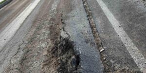 Bozuk yollar kazalara davetiye çıkarıyor