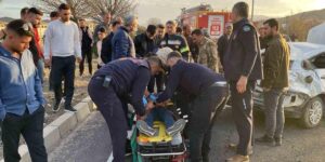 Elazığ’da Karşı Şeride Geçen Otomobil Takla Attı: 1 Yaralı