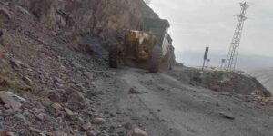 Elazığ’da Yola Düşen Kaya Parçalarını Kaldırma Çalışmaları Sürüyor