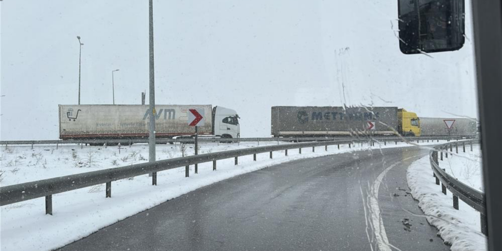 Tırların Ulaşımına Kar Engeli