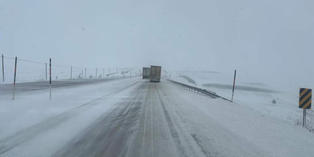 Yoğun Kar Yağışı Ve Tipi Ulaşımda Aksamalara Neden Oldu
