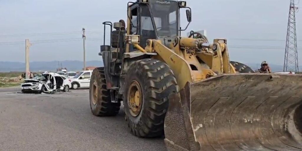 Gaziantep’te İş Makinesi İle Otomobil Çarpıştı: 1 Ölü, 4 Yaralı