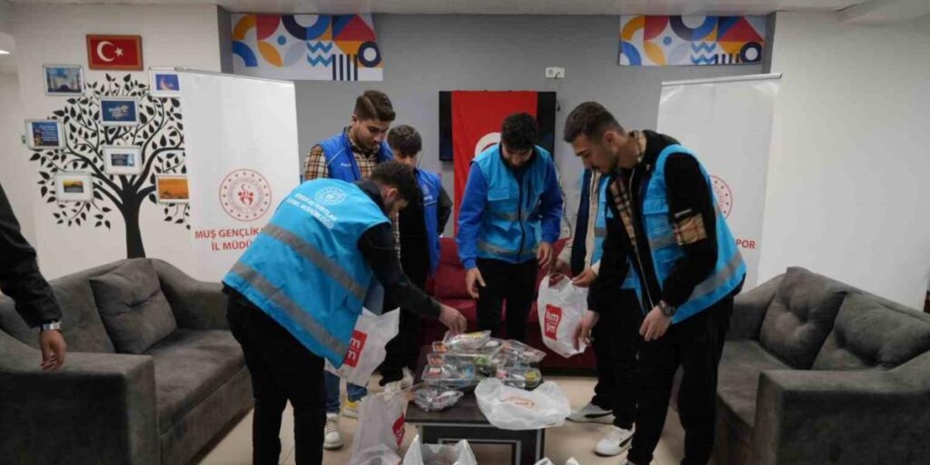 Muş’ta Öğrenciler Sürücülere İftariyelik Dağıttı