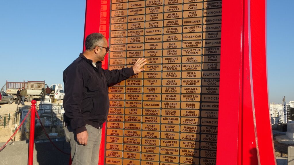 Enkazdan 18 Saat Sonra Çıkarılan Baba-Kız Konteynerde Hayata Tutunuyor