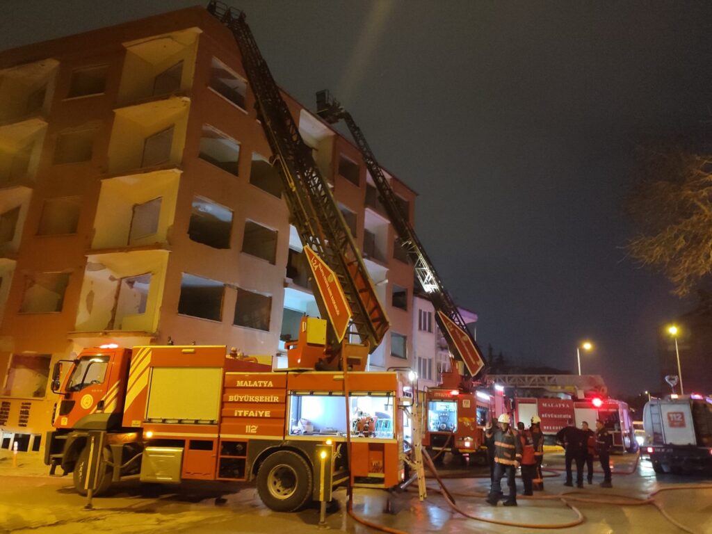 Malatya’da Hasarlı Binada Yangın