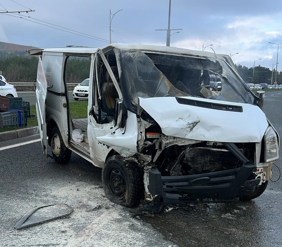 Malatya’da Kontrolden Çıkan Otomobil 2 Araca Çarparak Durabildi: 3 Yaralı