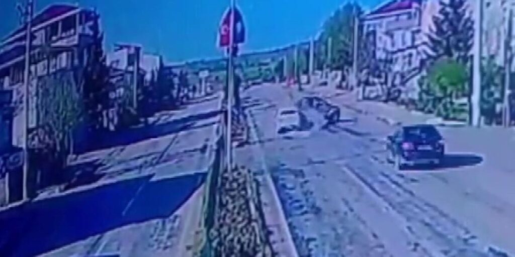 Adıyaman’da 2 otomobilin çarpışma anları kamerada