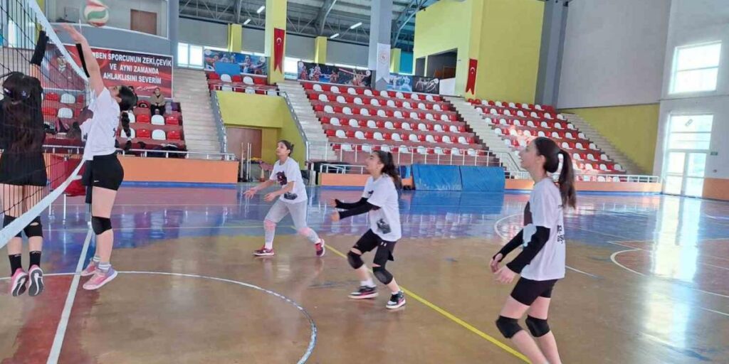 Bulanık’ta voleybol antrenmanlarına yoğun ilgi