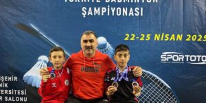 Erzincan’ın minik badmintoncuları 3 madalyanın sahibi