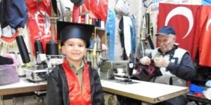 Gaziantep’in emektar terzisi 60 yıldır cübbe dikiyor