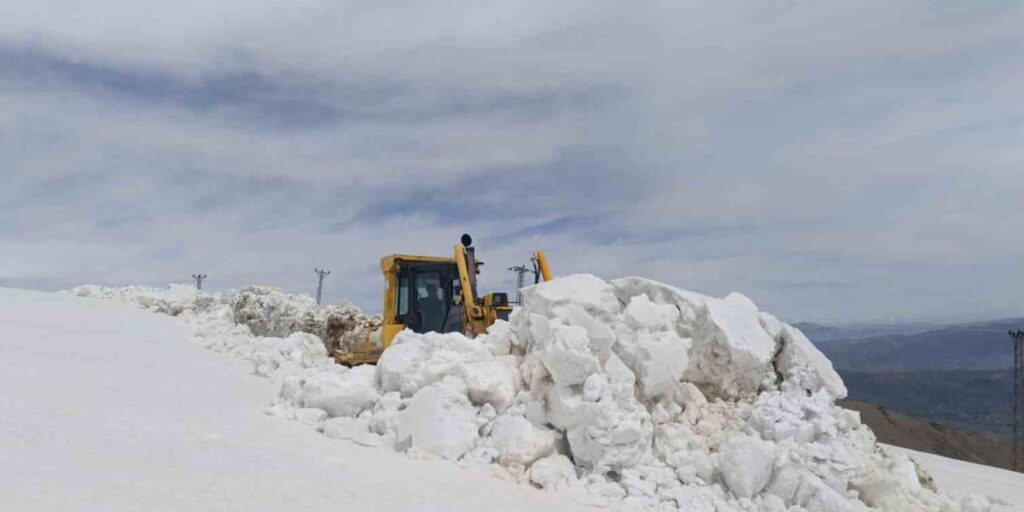 Hakkari’de karla mücadele çalışması sürüyor