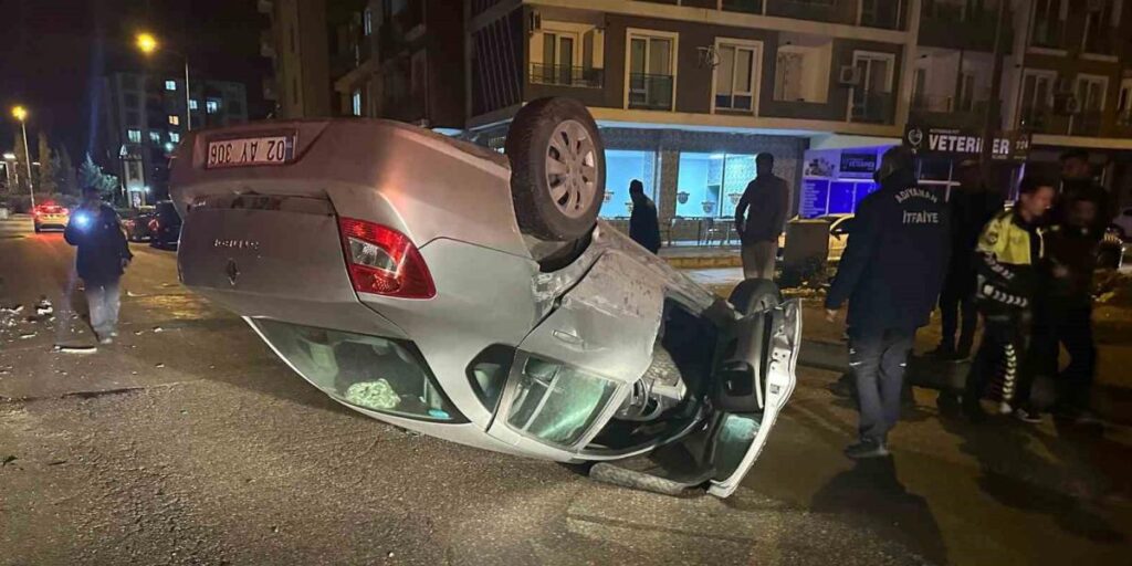 İki Otomobilin Çarpışması Sonucu Araçlardan Biri Ters Döndü