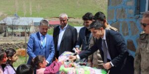 Köy okulu çocuklarının hayalini gerçekleştiren öğretmen vedasını unutulmaz kıldı