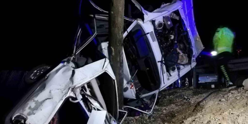Malatya’da Otomobil Aydınlatma Direğine Çarptı: 1 Ölü, 2 Yaralı