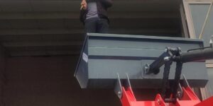 Malatya’da pencereye sıkışan güvercini esnaf kurtardı