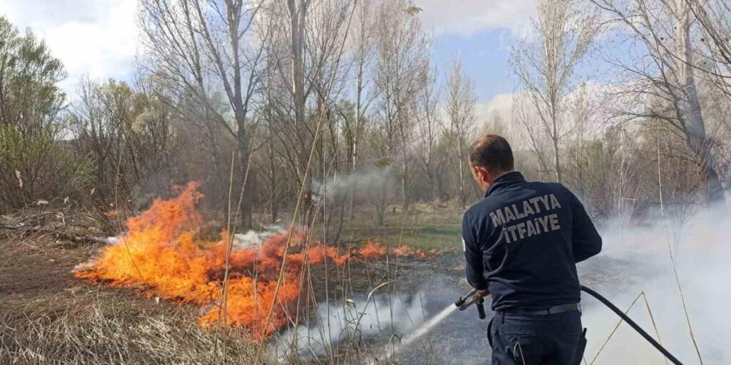 Malatya’da Üç Ayrı Noktada Bahçe Ve Sazlık Yangını