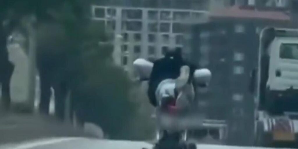 Motosikletle akrobatik hareketler yaptı, cezadan kaçamadı
