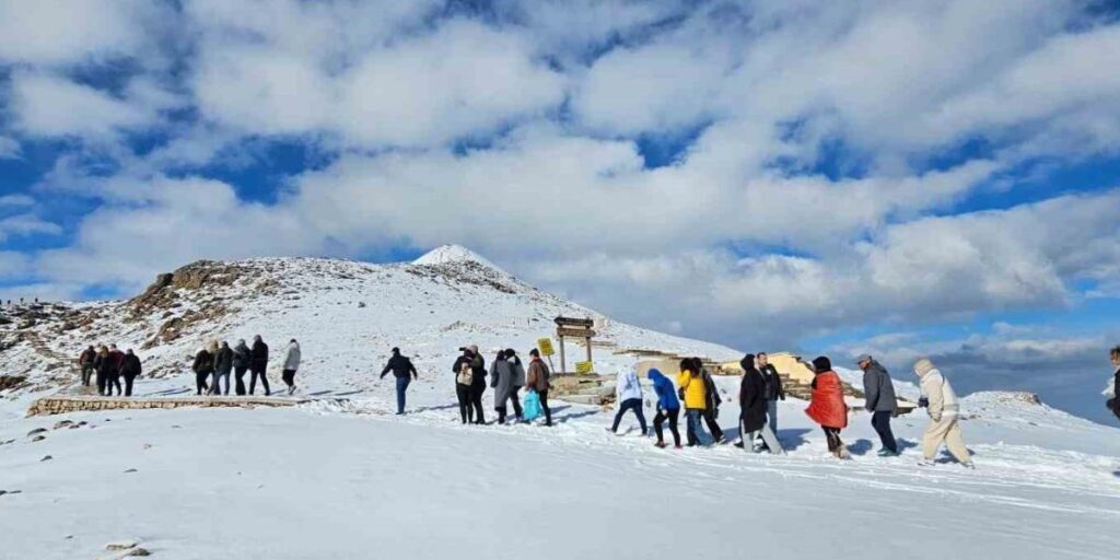 Nisan Ayında Nemrut’ta Turistlere Kar Sürprizi
