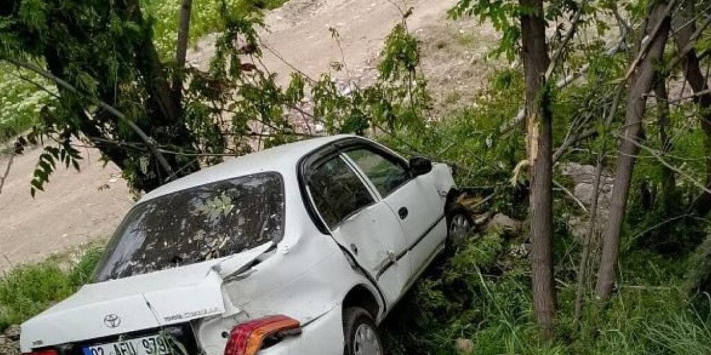 Otomobil şarampole yuvarlandı