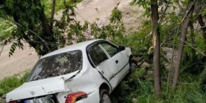 Otomobil şarampole yuvarlandı