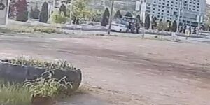 Otomobilin su tankerinin altına girdiği anlar güvenlik kamerasına yansıdı