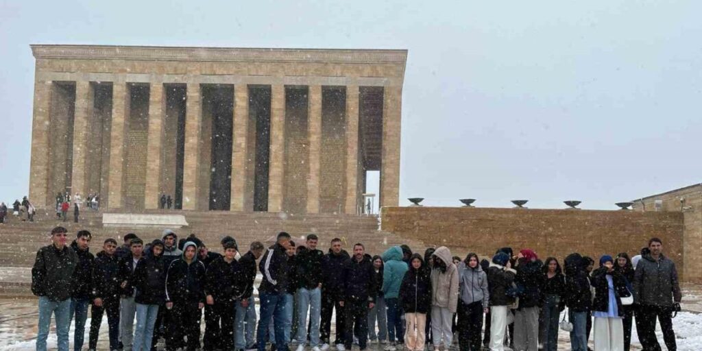 Pertekli Öğrenciler Anıtkabir’i Gezdi