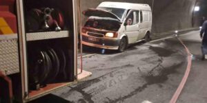 Seyir halindeki minibüs alev aldı