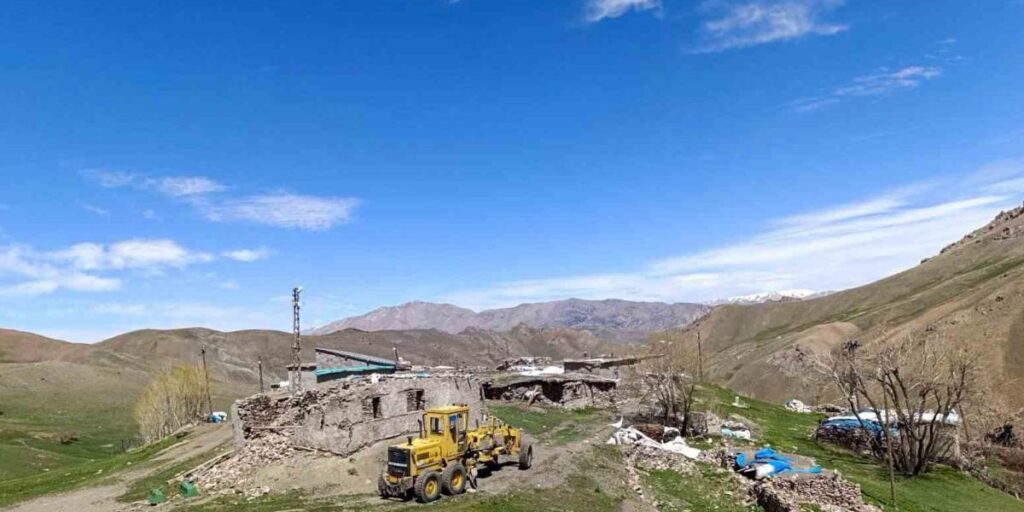 Van Büyükşehir Belediyesinin yol ve altyapı çalışmaları sürüyor