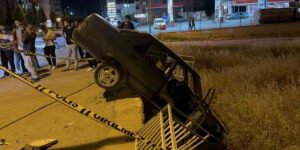 16 yaşındaki sürücü kaldırımdaki panoya çarptı