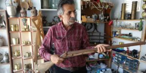 40 Yıldır antikayla yaşayan depremzede, konteynerde de antika tutkusundan vazgeçmiyor