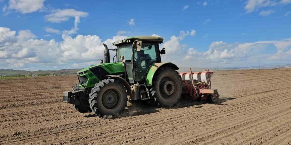 Adilcevaz’da şeker pancarı ekimine başlandı