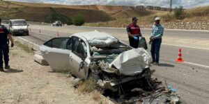 Adıyaman’da otomobil kamyona arkadan çarptı: 1 ölü