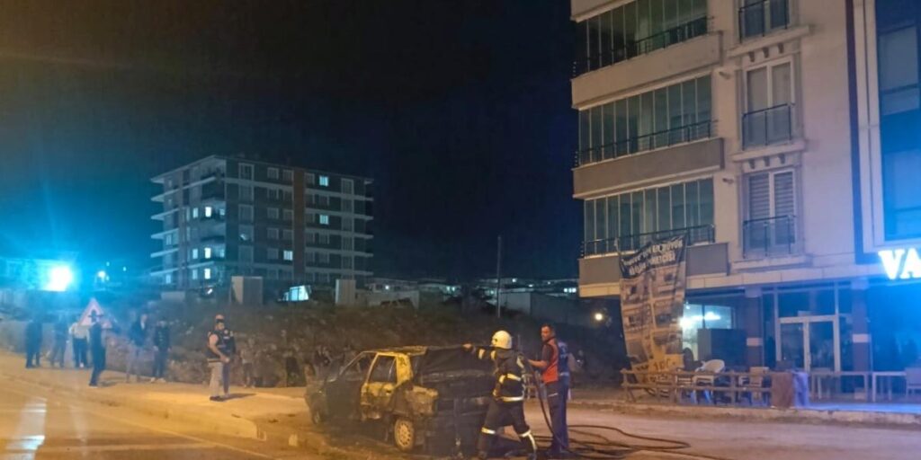 Adıyaman’da park halindeki otomobil yandı