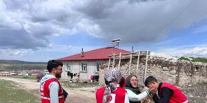 Ağrı Kızılay gönüllülerinden annelere anlamlı sürpriz