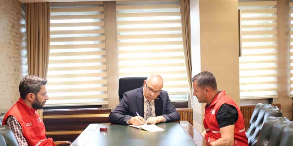 Ağrı Valisi Koç, kurbanını Gazze’deki ihtiyaç sahiplerine ulaştırmak üzere Türk Kızılayı’na verdi
