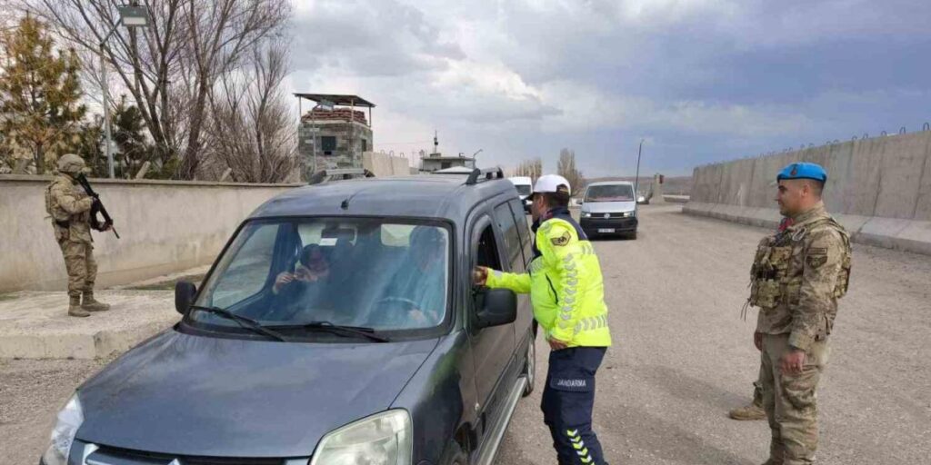 Ağrı’da jandarmadan geniş çaplı trafik denetimi: 7 gözaltı