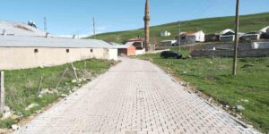 Ağrı’da Kumlugeçit köyünde kilit parke taşı çalışması