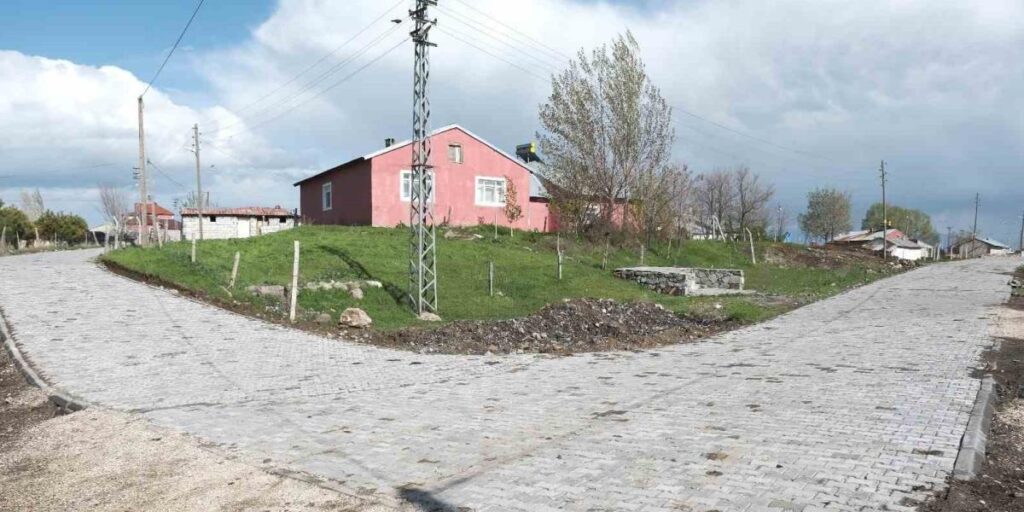 Ağrı’da Yolluyazı köy içi yoluna 3 bin metrekare kilit parke döşendi
